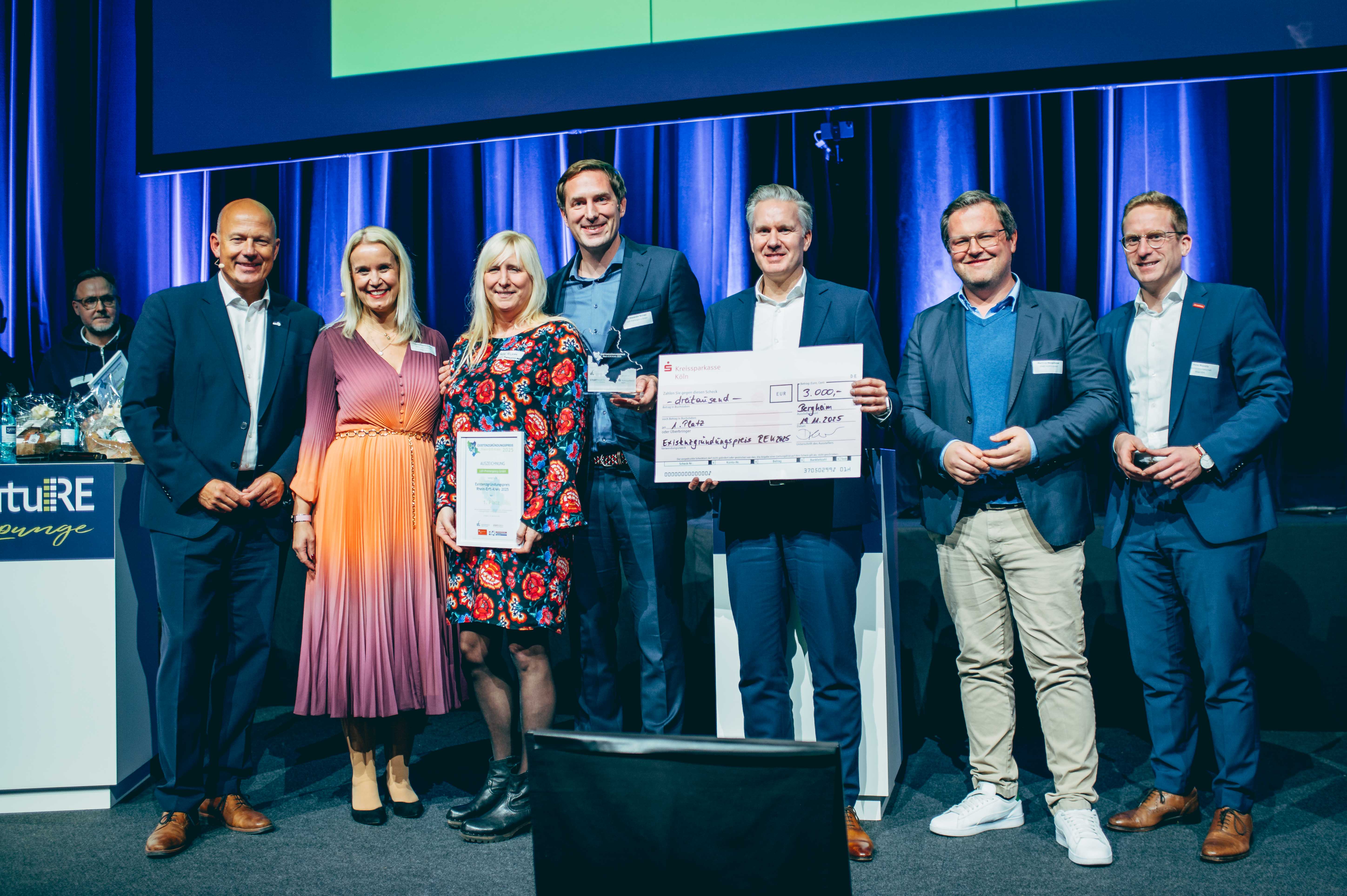 Gewinnerteam des Existenzgründungspreis steht mit der Jury auf der Bühne