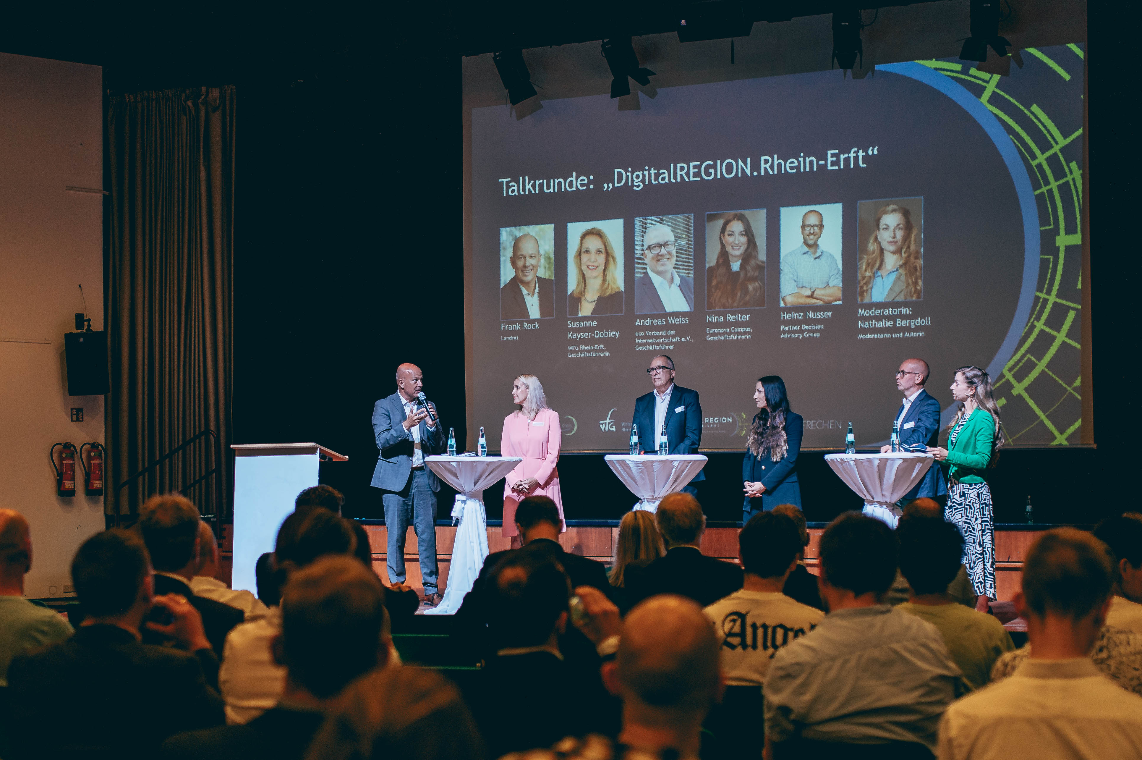 Redner*innen auf der Bühne beim Digital Summit