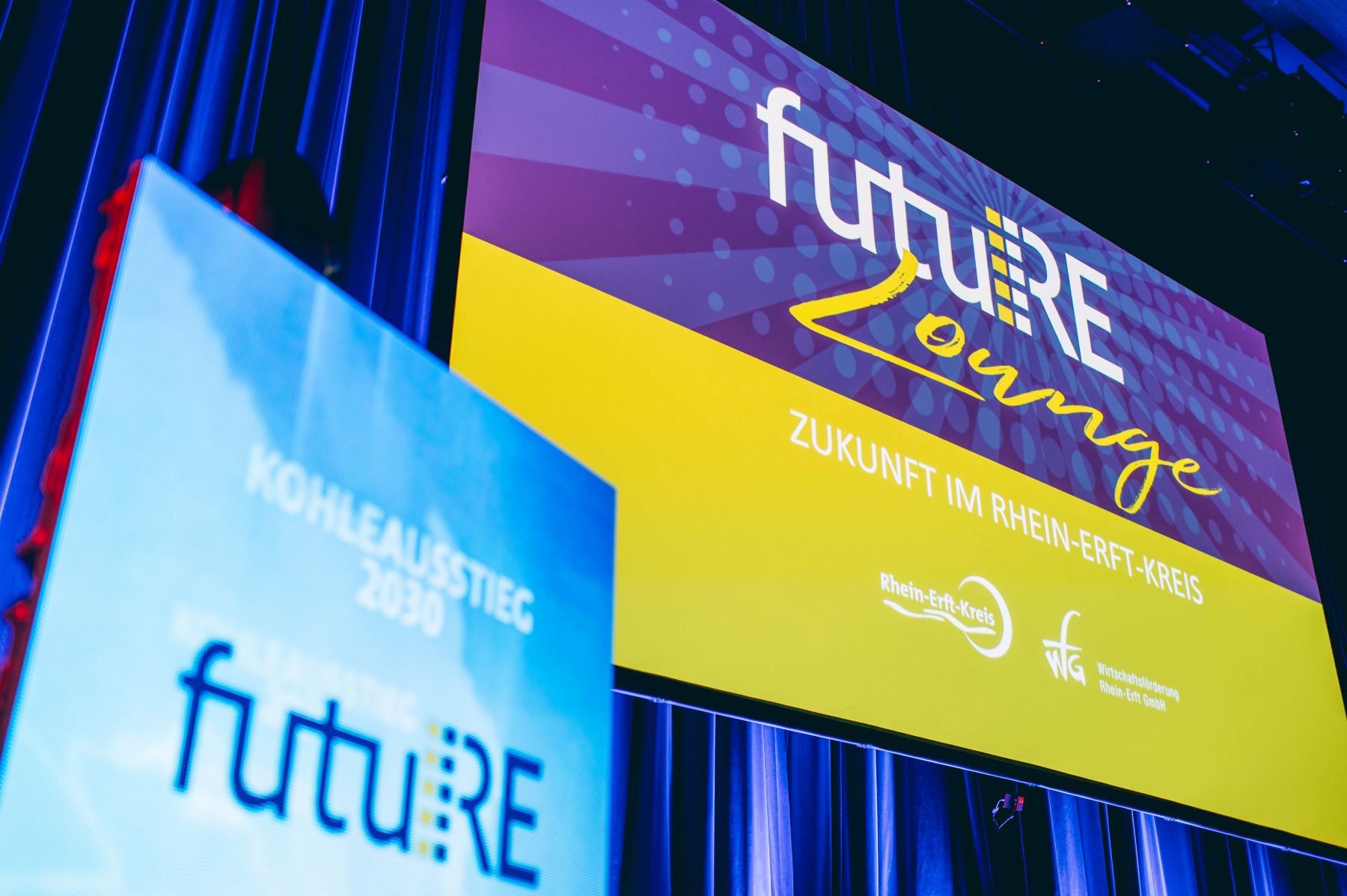 Bild von der Bühne, Blick auf die Leinwand.