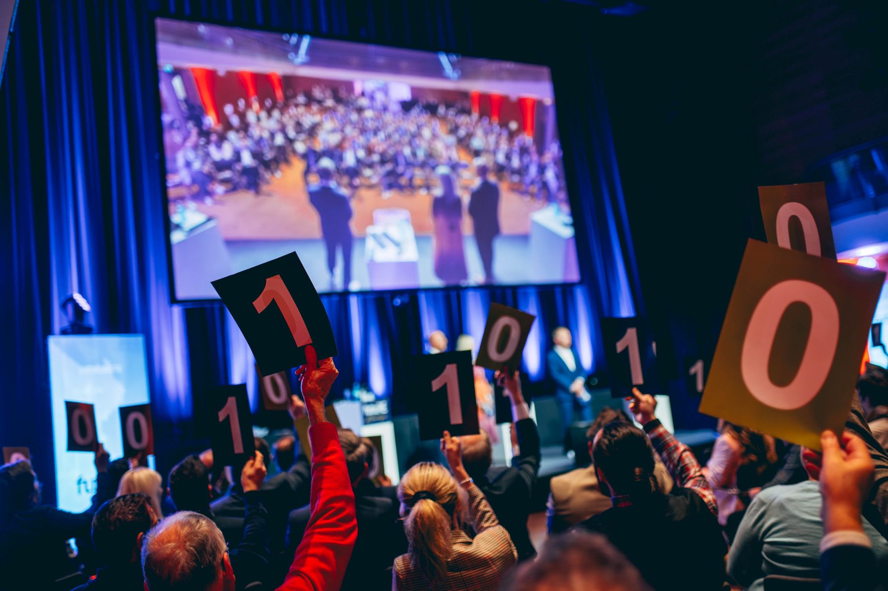 Bild von der Bühne, Blick auf die Leinwand.