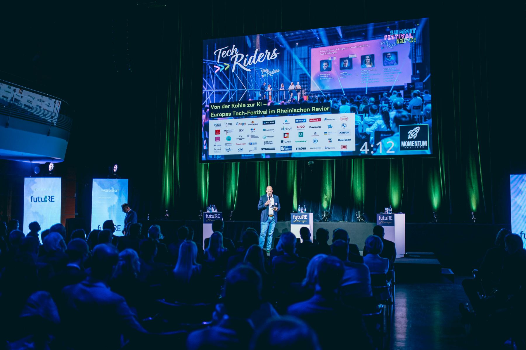 Bild von der Bühne, Blick auf den ersten Pitch.