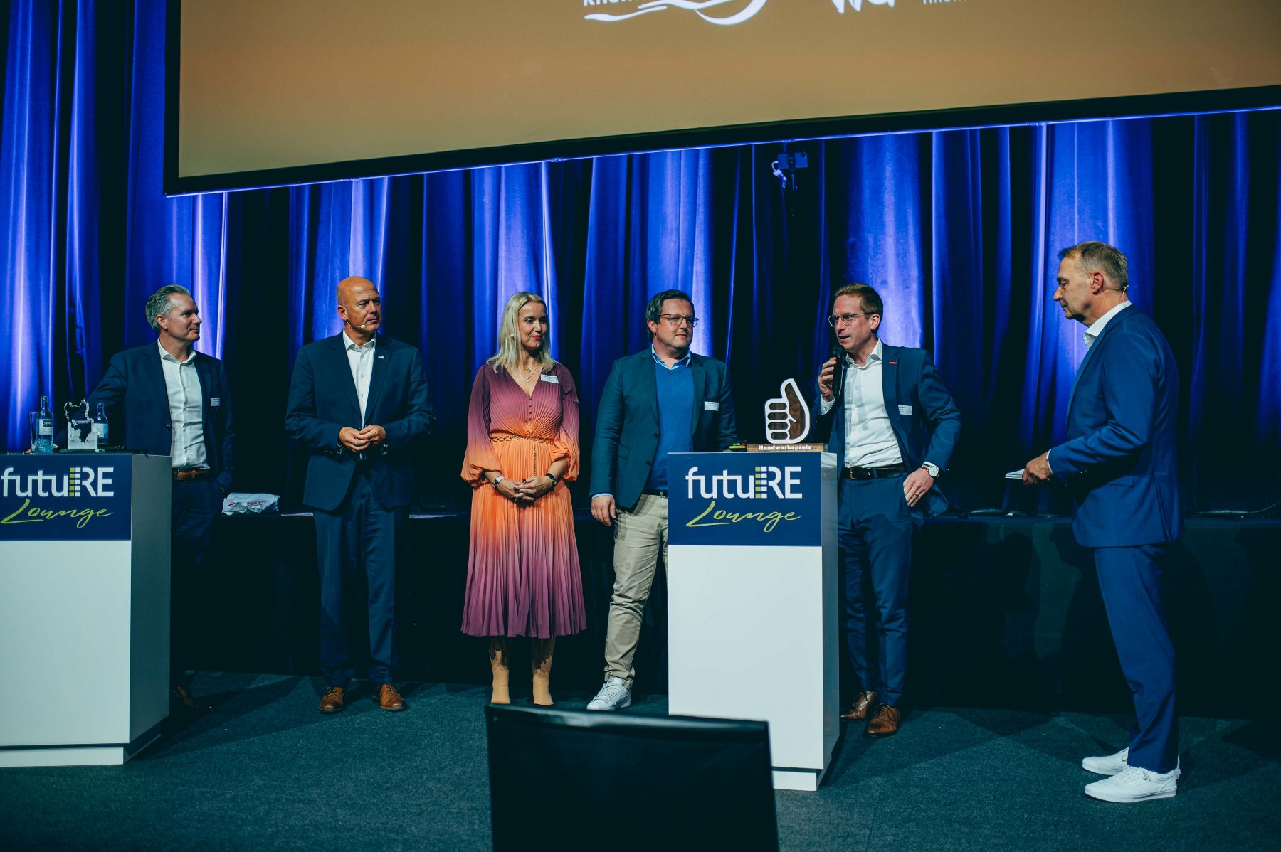 Bild von der Bühne, Vergabe des Sonderpreises Handwerk.