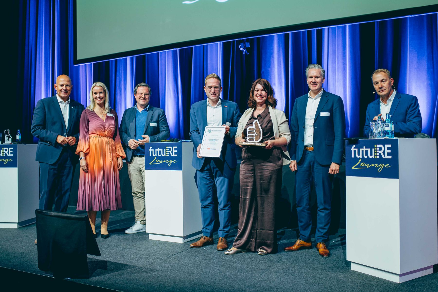 Bild von der Bühne, Vergabe des Sonderpreises Handwerk.