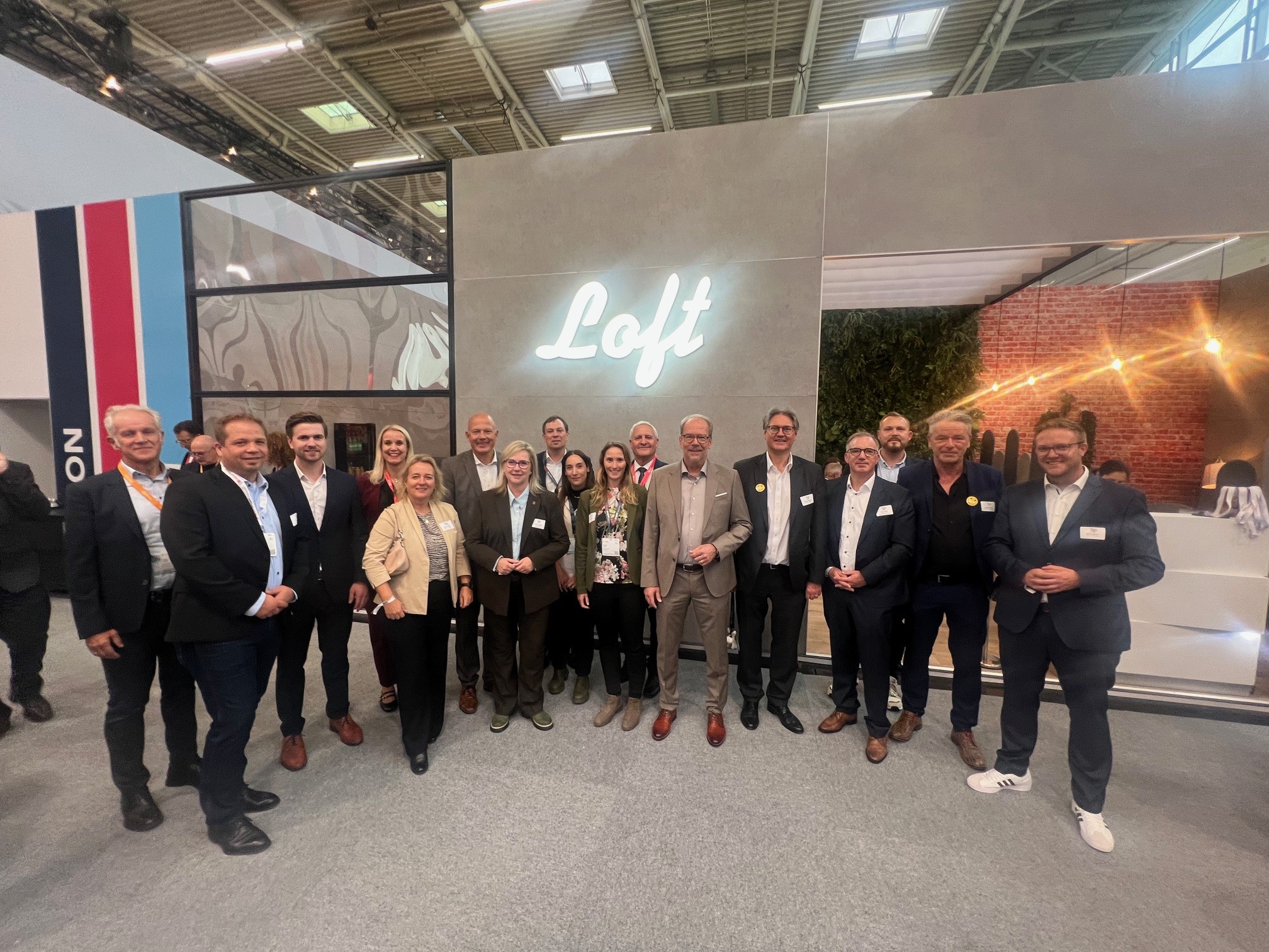 Gruppenbild mit Vertretenden des REK auf der 27. EXPO REAL in München