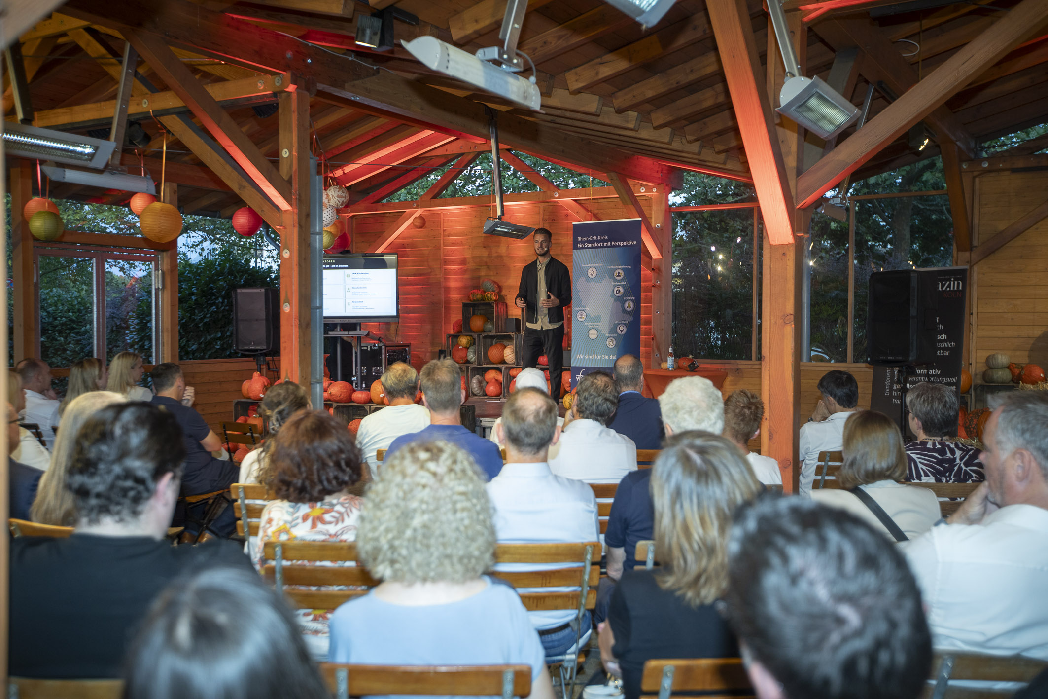 Tenne im Getrudenhof mit Daniel Schlager und Publikum